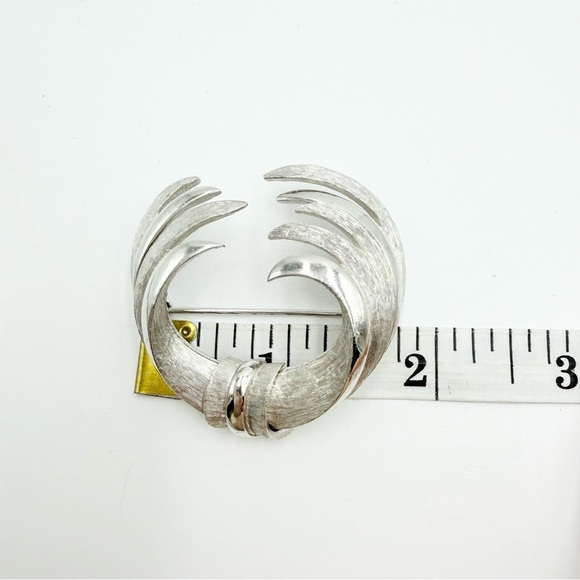 VINTAGE PIM SIGNED TEXTURED SILVER TONE PIN BROOCH - Picture 8 of 8